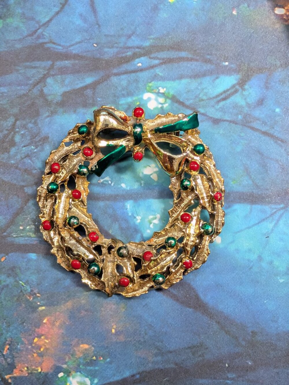 Vintage Mid-Century Gold Tone Christmas Wreath Brooch with Painted Green & Red